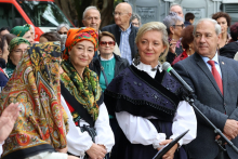 Paula Alvarellos: “Esta ofrenda simboliza o compromiso coa igualdade, coa lingua galega e coas nosas tradicións” Paula Alvarellos: “Esta ofrenda simboliza o compromiso coa igualdade, coa lingua galega e coas nosas tradicións”