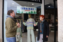 La Tenencia de Alcaldía facilita cartelería en gallego para el comercio local