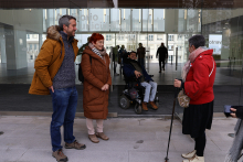 Rubén Arroxo e Maite Ferreiro visitan as instalacións do Auditorio Fuxan os Ventos con integrantes de Auxilia