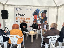 Maite Ferreiro acompaña ao escritor Agustín Agra na presentación de O libro das contrarias, obra gañadora do Premio Ánxel Fole