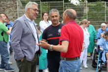 Miguel Fernández asiste a un simulacro de evacuación nas instalacións de Aspnais xunto ao presidente da entidade, José Reigosa