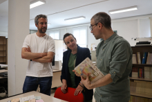 Rubén Arroxo y Cristina López visitan el archivo municipal en la jornada del Día Mundial de los Archivos