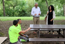 El Ayuntamiento de Lugo renueva el mobiliario urbano de las zonas verdes con una inversión superior a los 30.000 euros El Ayuntamiento de Lugo renueva el mobiliario urbano de las zonas verdes con una inversión superior a los 30.000 euros