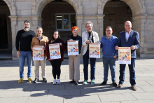 Maite Ferreiro e Iria Buide presentan junto con el presidente de la APEHL, Cheché Real, el cartel del XX Concurso de Tapas de Lugo Maite Ferreiro e Iria Buide presentan junto con el presidente de la APEHL, Cheché Real, el cartel del XX Concurso de Tapas de Lugo