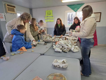 Cristina López visita Santalla de Lamas, donde finalizó el curso de cerámica organizado por el Área de Participación y la Vicepresidencia de la Diputación