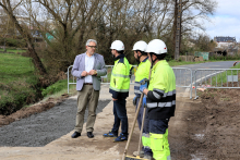 O alcalde supervisa a finalización das obras de reparación do colector de saneamento da Rúa Catón