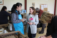 Cristina López visita o curso de restauración de mobles en Santiago de Saa, que conta cunha ampla participación veciñal