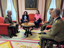 Mesa local de seguridad y recepción del Coronel Jefe de la Guardia Real